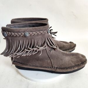 Minnetonka Size 9 Ankle Boots Gray Suede Fringe Flats Concho Zip Ankle Western